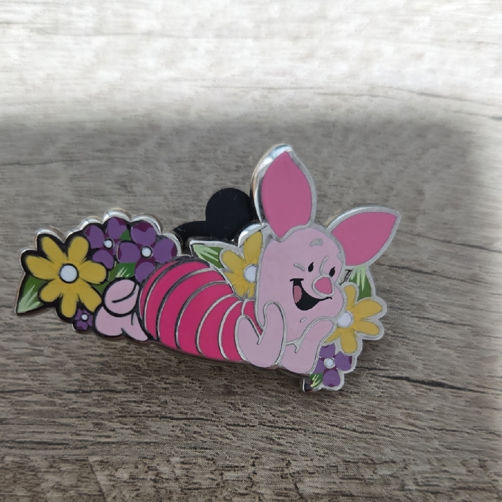 Disney Pin Trading Pink Piglet Enamel Pin with Flowers